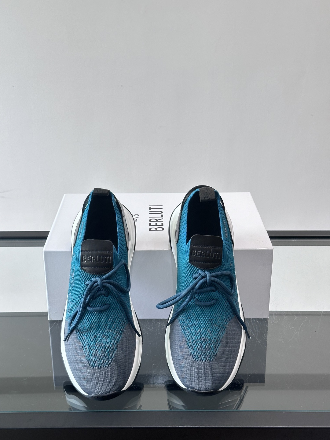 👟ERLUTI 1895运动鞋采用拼色针织鞋面，透气又舒适，适合日常或轻运动穿搭。白色EVA中底轻便缓震