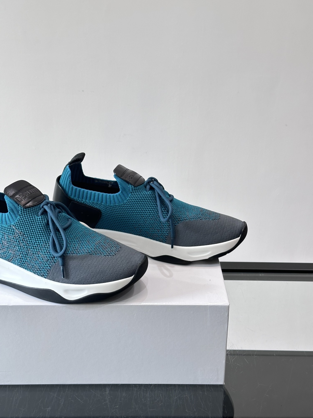 👟ERLUTI 1895运动鞋采用拼色针织鞋面，透气又舒适，适合日常或轻运动穿搭。白色EVA中底轻便缓震