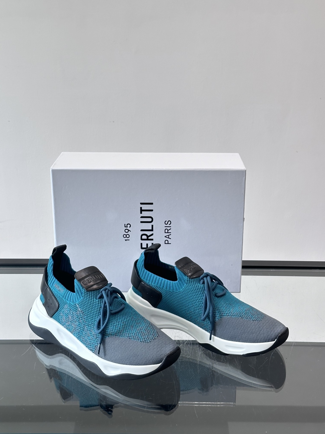 👟ERLUTI 1895运动鞋采用拼色针织鞋面，透气又舒适，适合日常或轻运动穿搭。白色EVA中底轻便缓震
