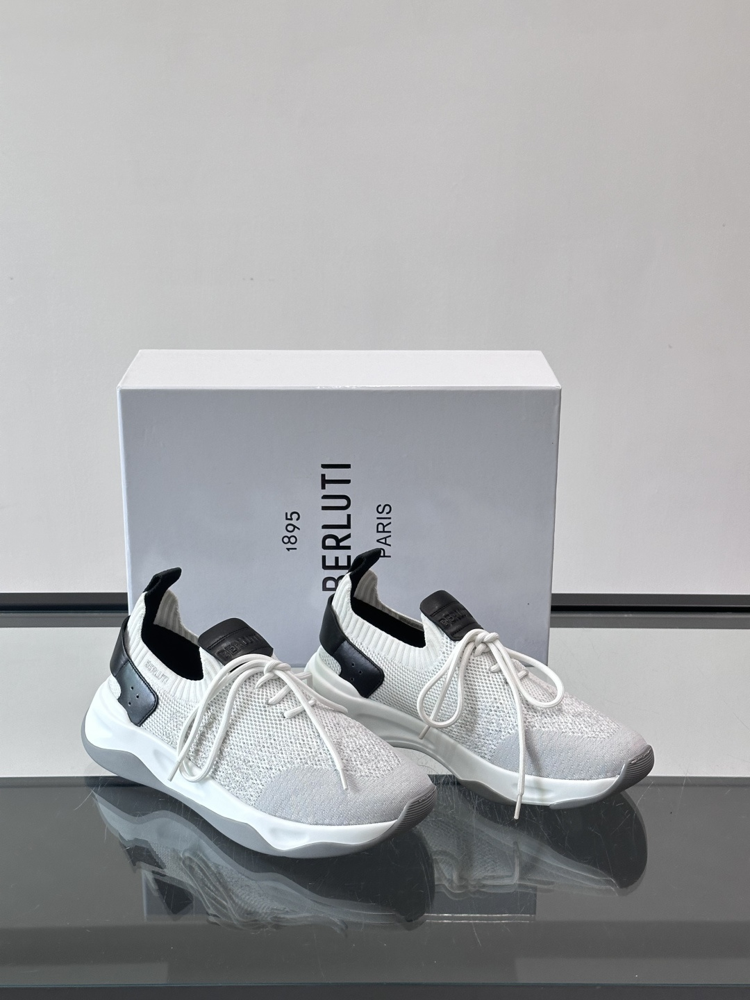 👟ERLUTI 1895运动鞋采用拼色针织鞋面，透气又舒适，适合日常或轻运动穿搭。白色EVA中底轻便缓震