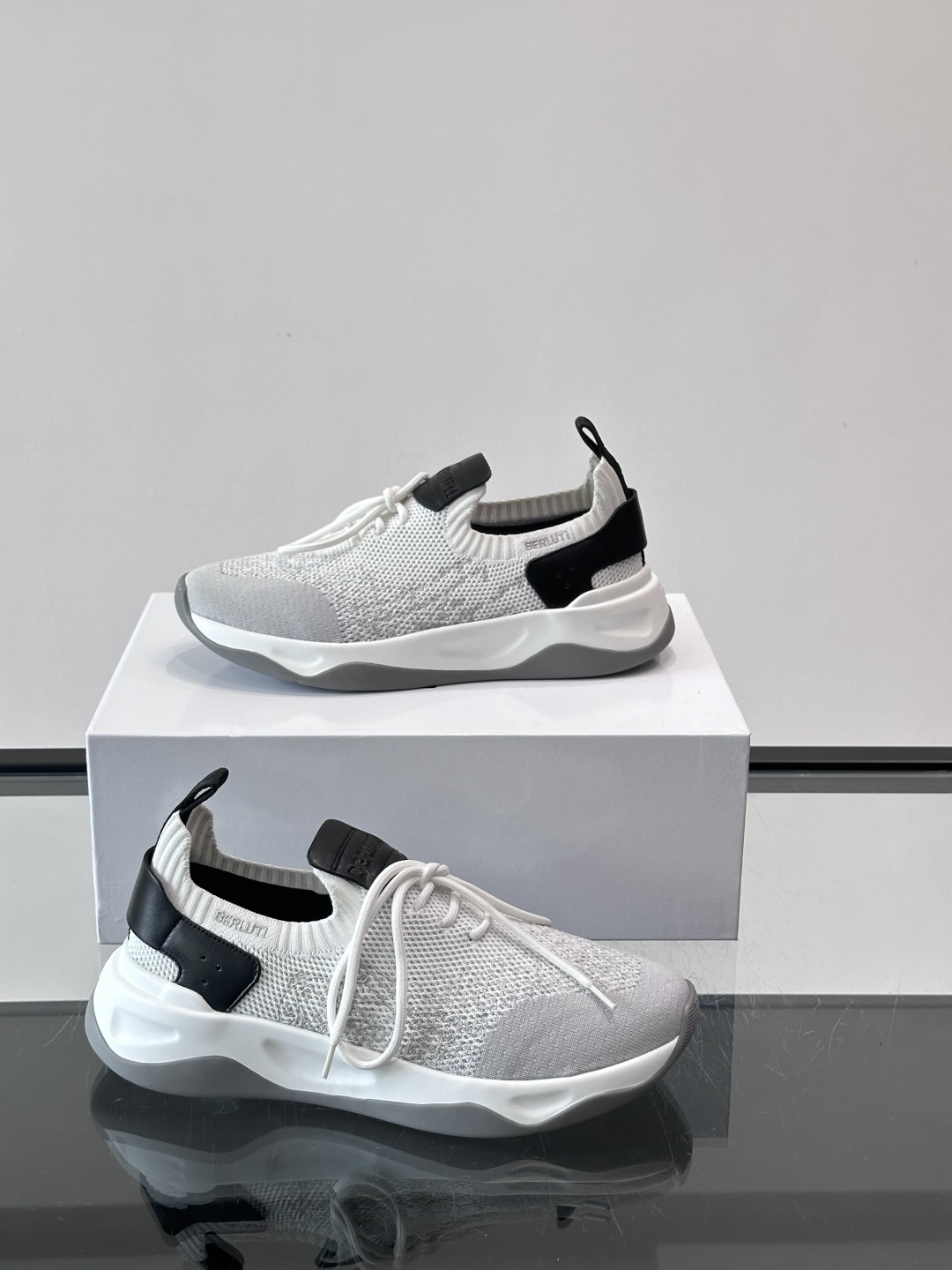 👟ERLUTI 1895运动鞋采用拼色针织鞋面，透气又舒适，适合日常或轻运动穿搭。白色EVA中底轻便缓震