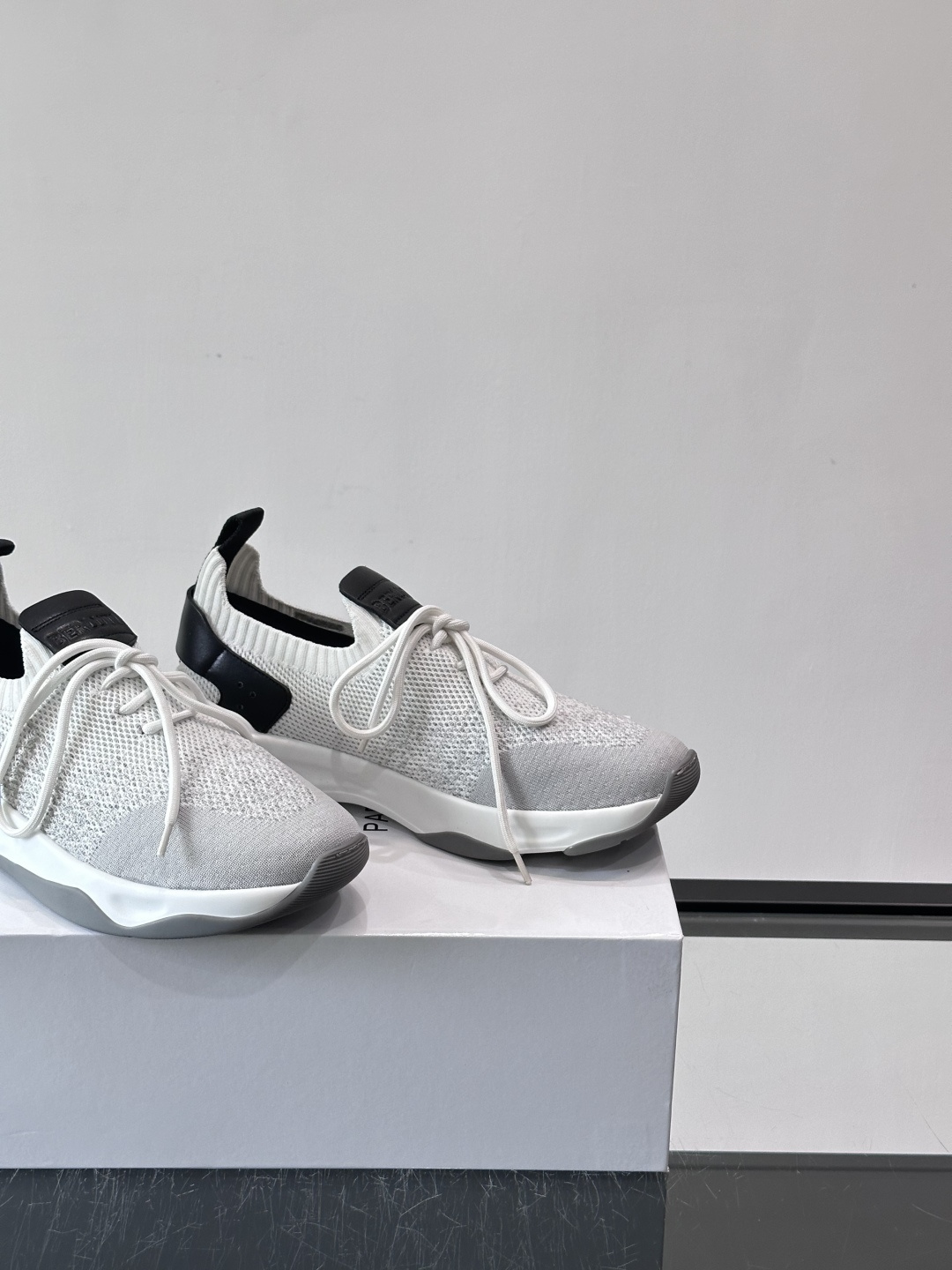 👟ERLUTI 1895运动鞋采用拼色针织鞋面，透气又舒适，适合日常或轻运动穿搭。白色EVA中底轻便缓震