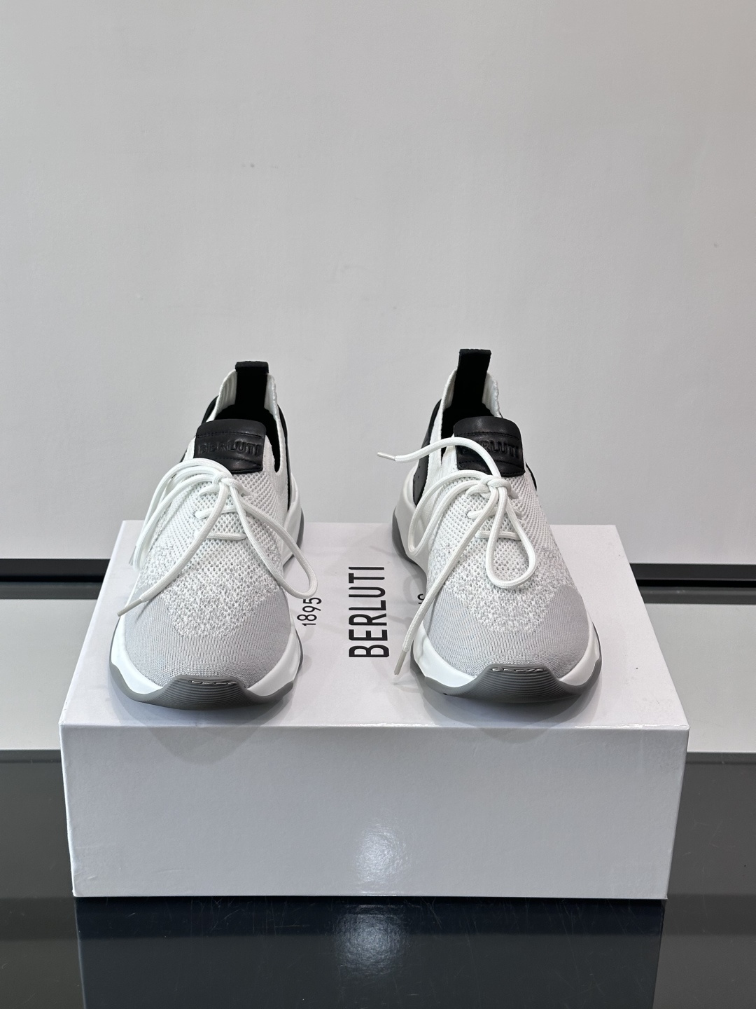 👟ERLUTI 1895运动鞋采用拼色针织鞋面，透气又舒适，适合日常或轻运动穿搭。白色EVA中底轻便缓震