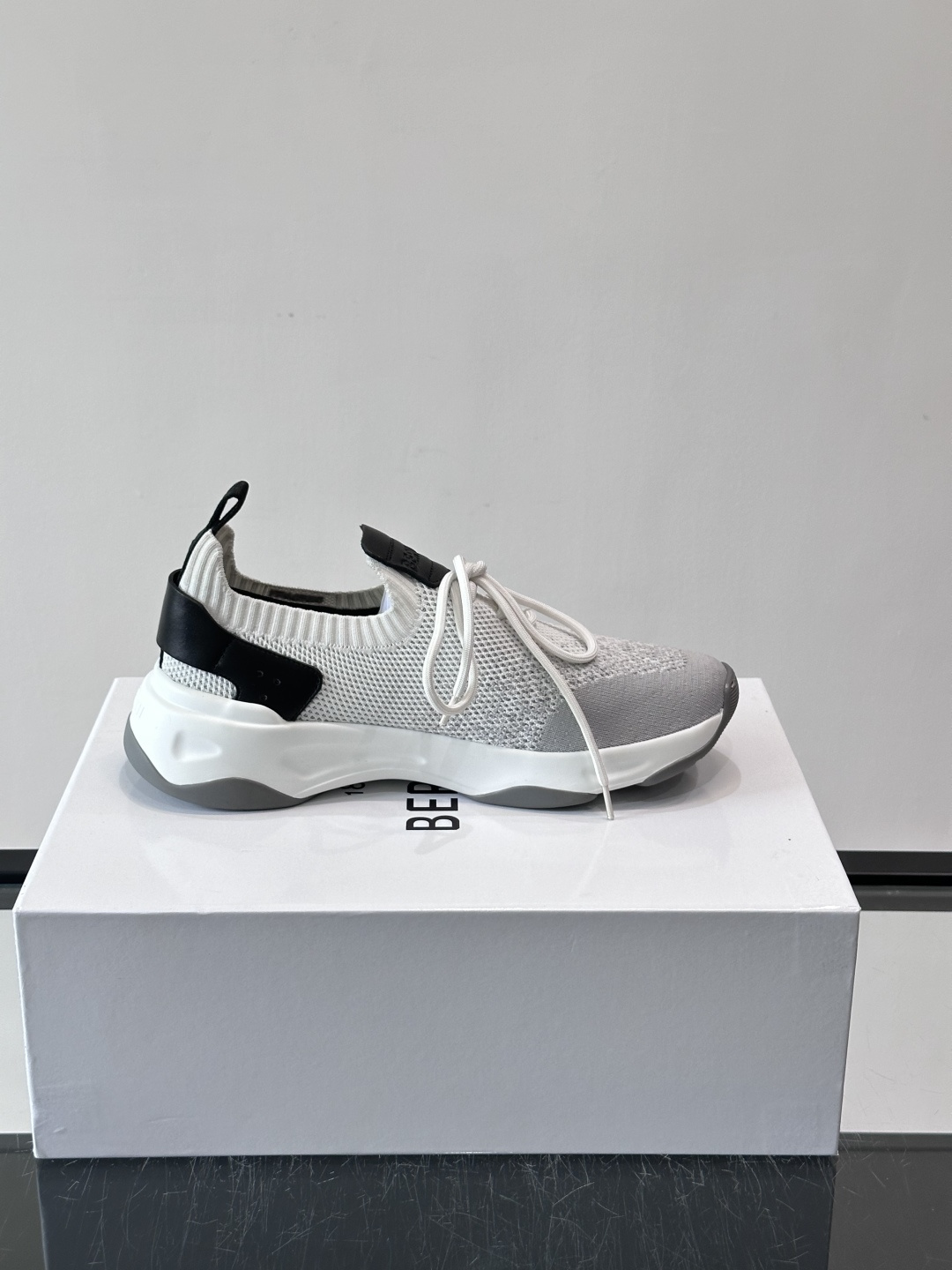 👟ERLUTI 1895运动鞋采用拼色针织鞋面，透气又舒适，适合日常或轻运动穿搭。白色EVA中底轻便缓震