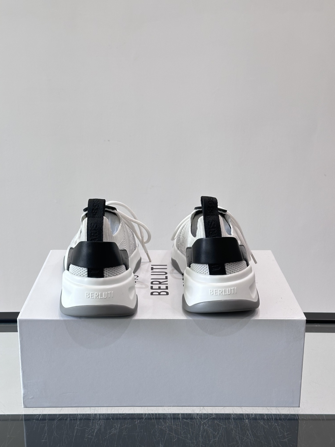 👟ERLUTI 1895运动鞋采用拼色针织鞋面，透气又舒适，适合日常或轻运动穿搭。白色EVA中底轻便缓震