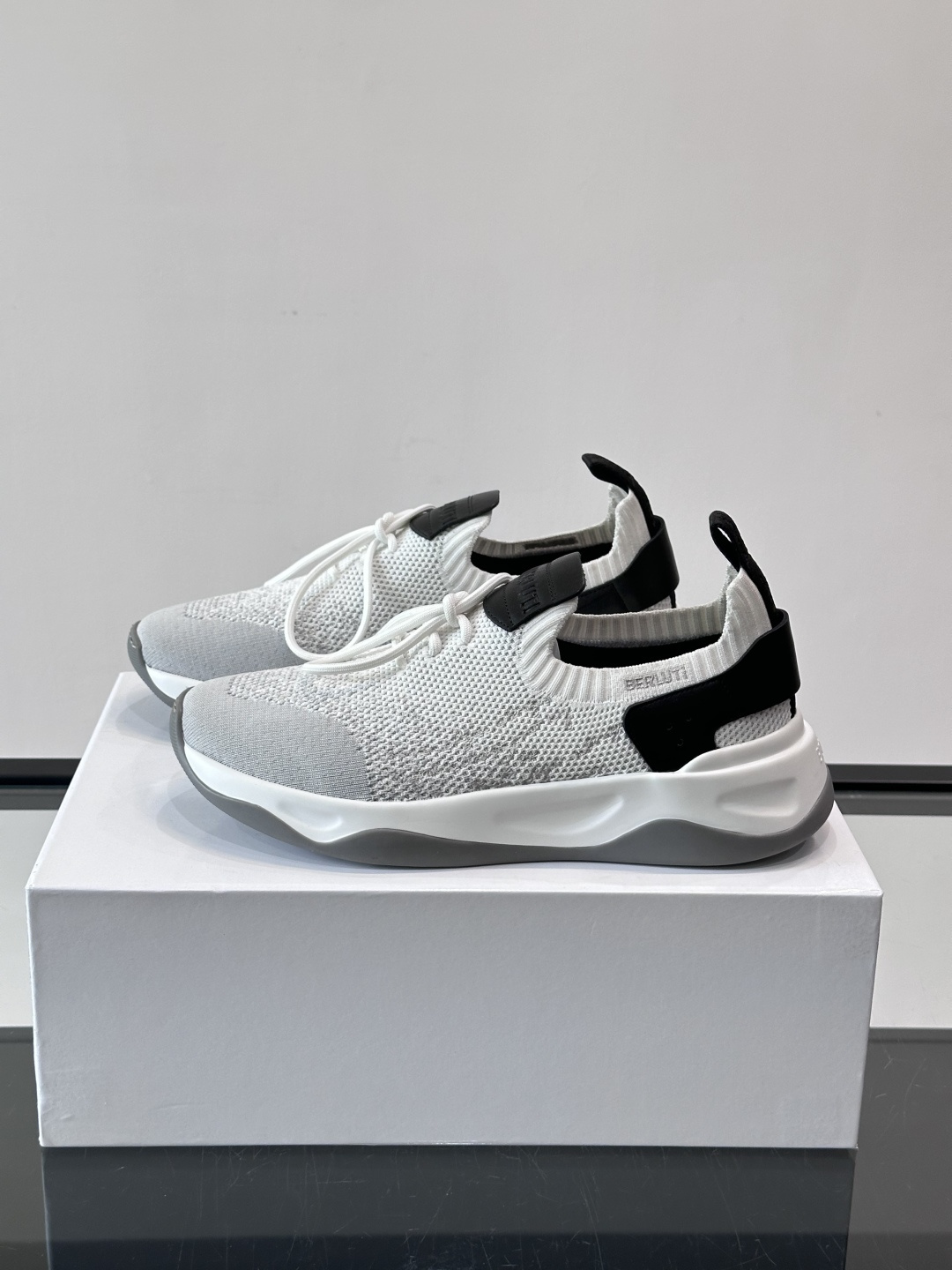 👟ERLUTI 1895运动鞋采用拼色针织鞋面，透气又舒适，适合日常或轻运动穿搭。白色EVA中底轻便缓震