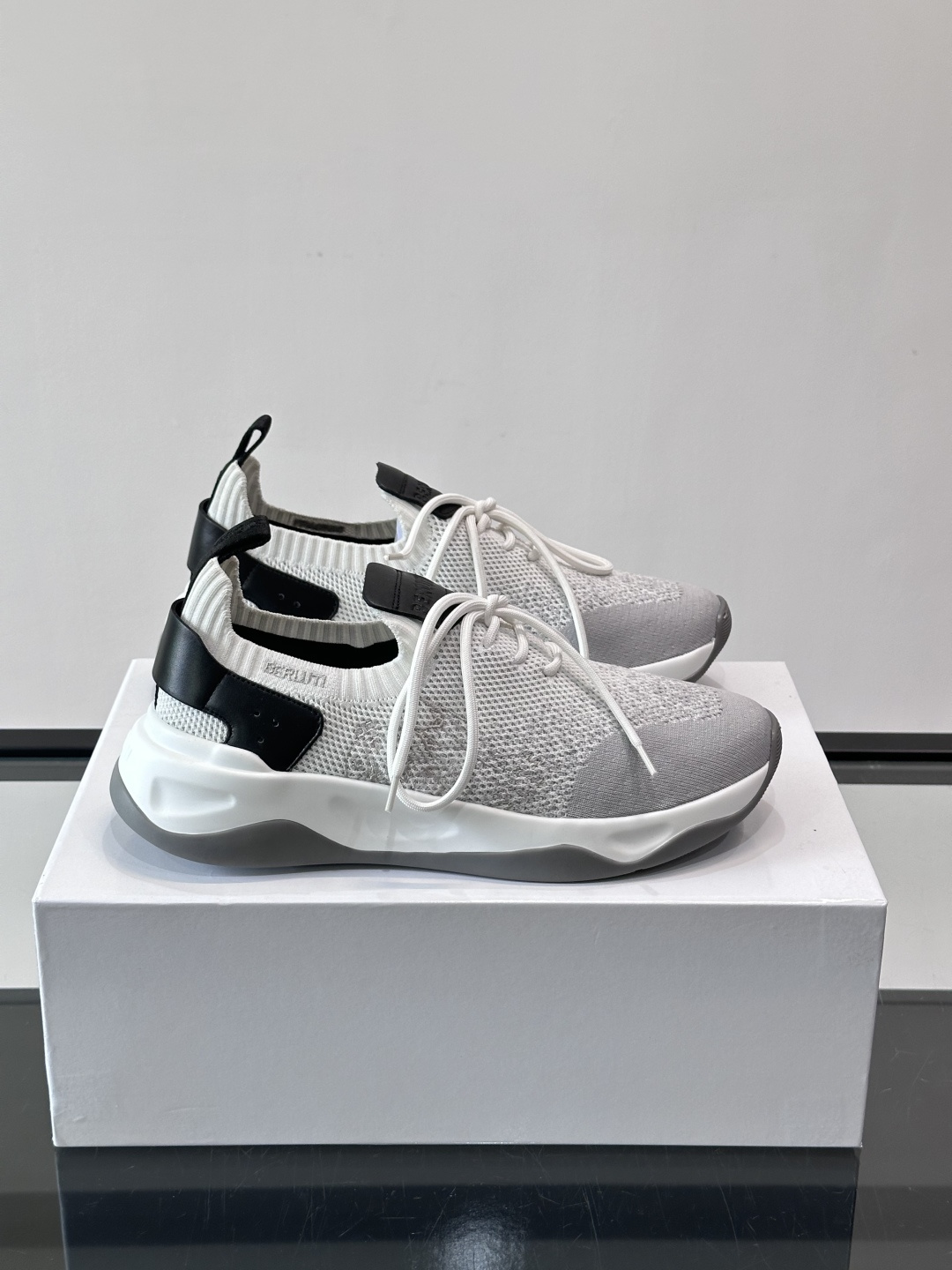 👟ERLUTI 1895运动鞋采用拼色针织鞋面，透气又舒适，适合日常或轻运动穿搭。白色EVA中底轻便缓震