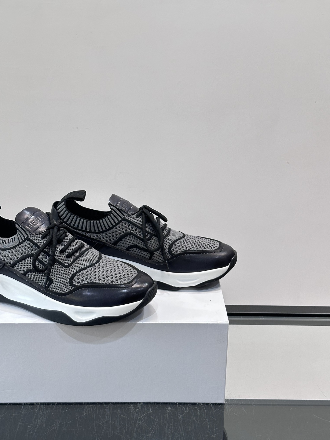 👟ERLUTI 1895运动鞋采用拼色针织鞋面，透气又舒适，适合日常或轻运动穿搭。白色EVA中底轻便缓震