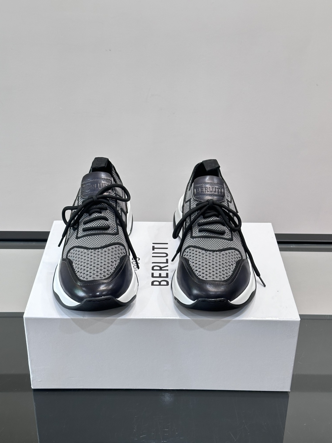👟ERLUTI 1895运动鞋采用拼色针织鞋面，透气又舒适，适合日常或轻运动穿搭。白色EVA中底轻便缓震