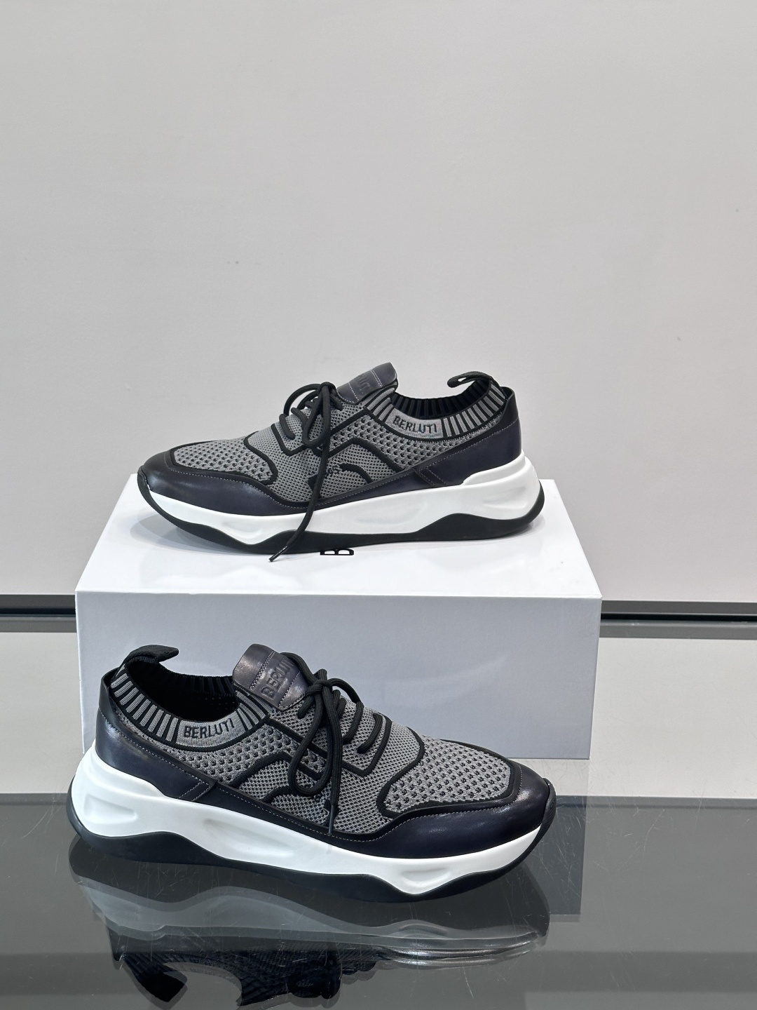 👟ERLUTI 1895运动鞋采用拼色针织鞋面，透气又舒适，适合日常或轻运动穿搭。白色EVA中底轻便缓震