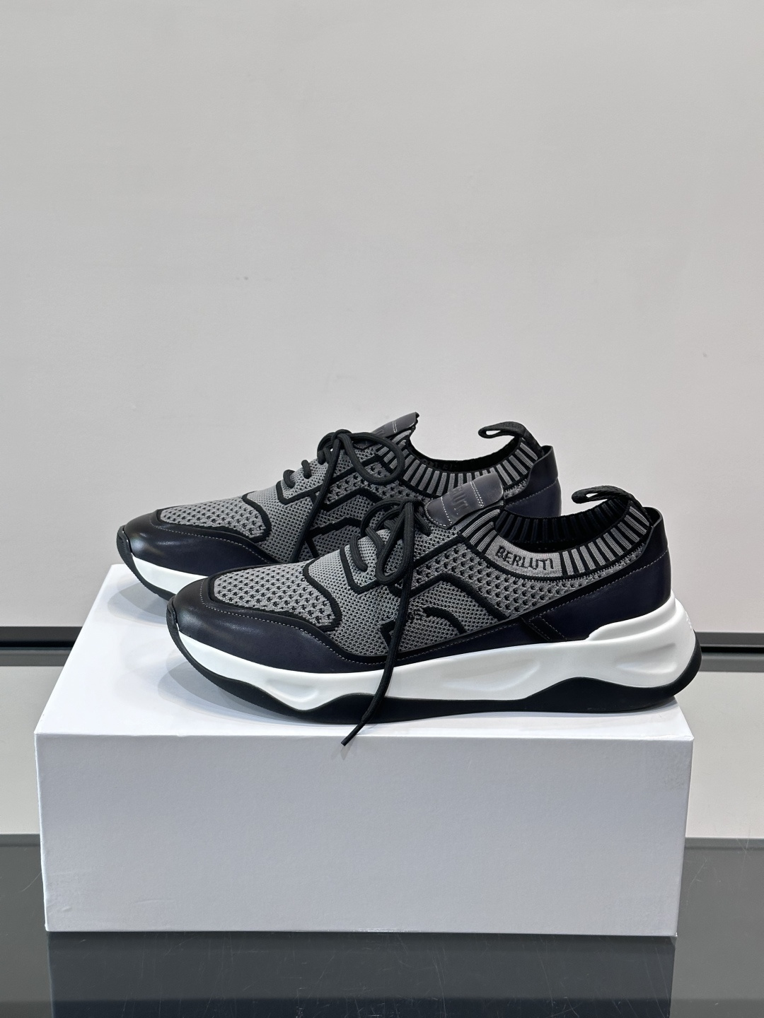 👟ERLUTI 1895运动鞋采用拼色针织鞋面，透气又舒适，适合日常或轻运动穿搭。白色EVA中底轻便缓震