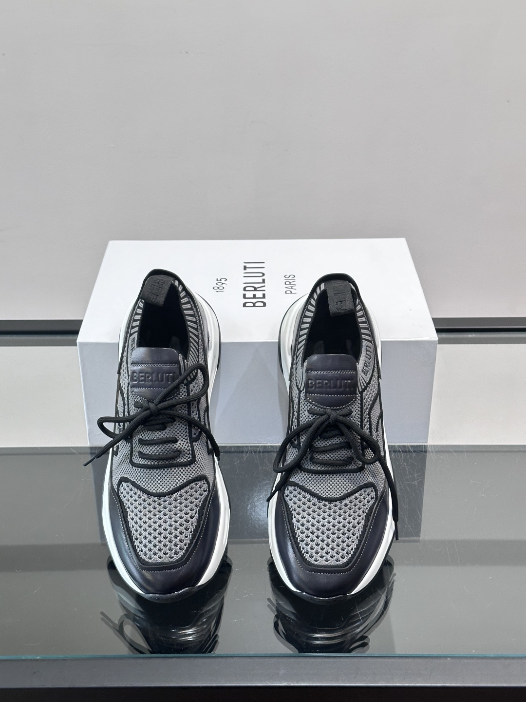 👟ERLUTI 1895运动鞋采用拼色针织鞋面，透气又舒适，适合日常或轻运动穿搭。白色EVA中底轻便缓震