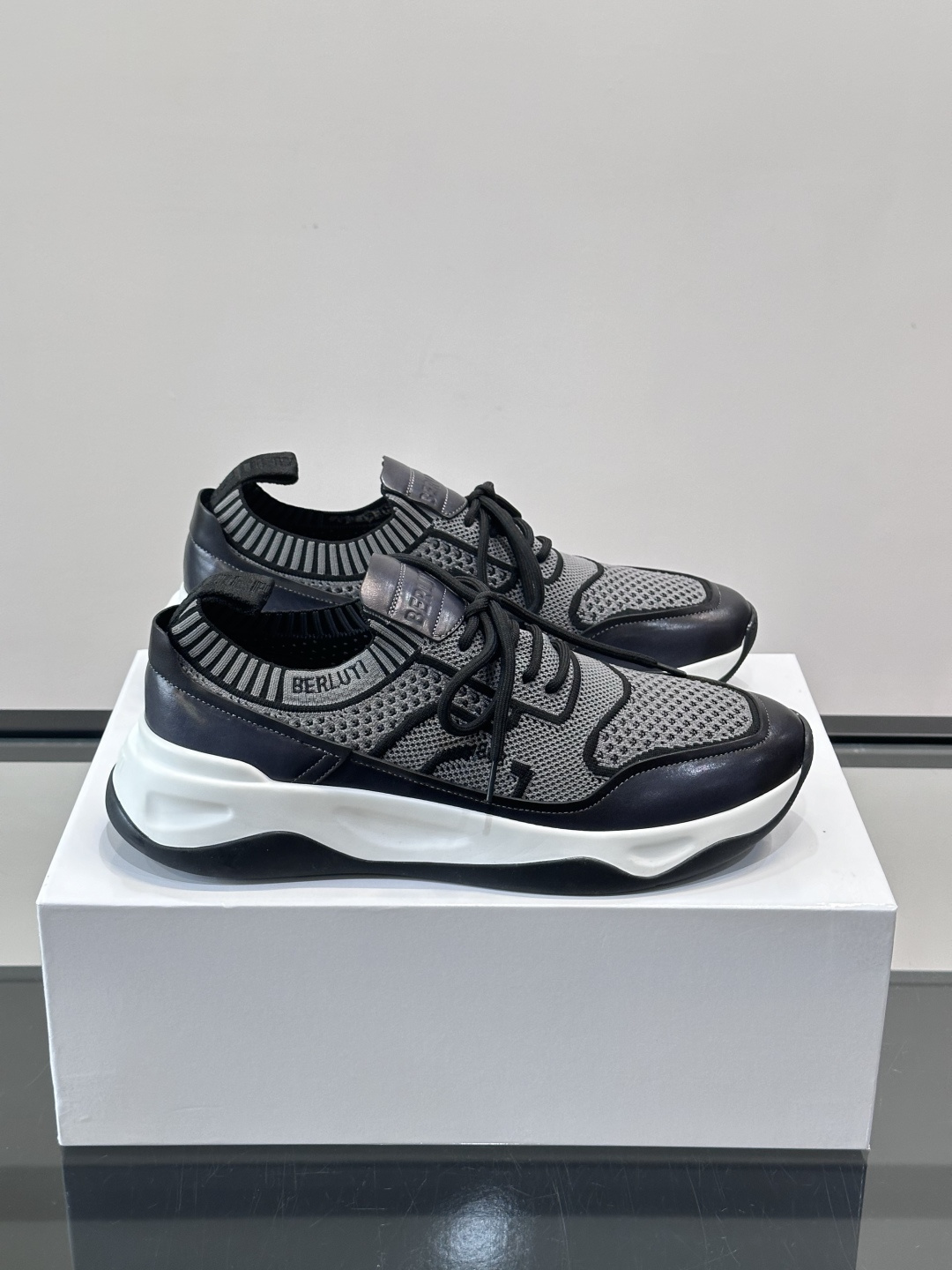 👟ERLUTI 1895运动鞋采用拼色针织鞋面，透气又舒适，适合日常或轻运动穿搭。白色EVA中底轻便缓震