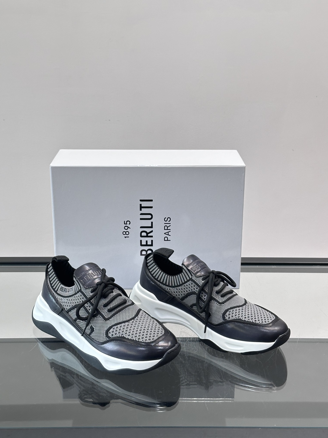 👟ERLUTI 1895运动鞋采用拼色针织鞋面，透气又舒适，适合日常或轻运动穿搭。白色EVA中底轻便缓震
