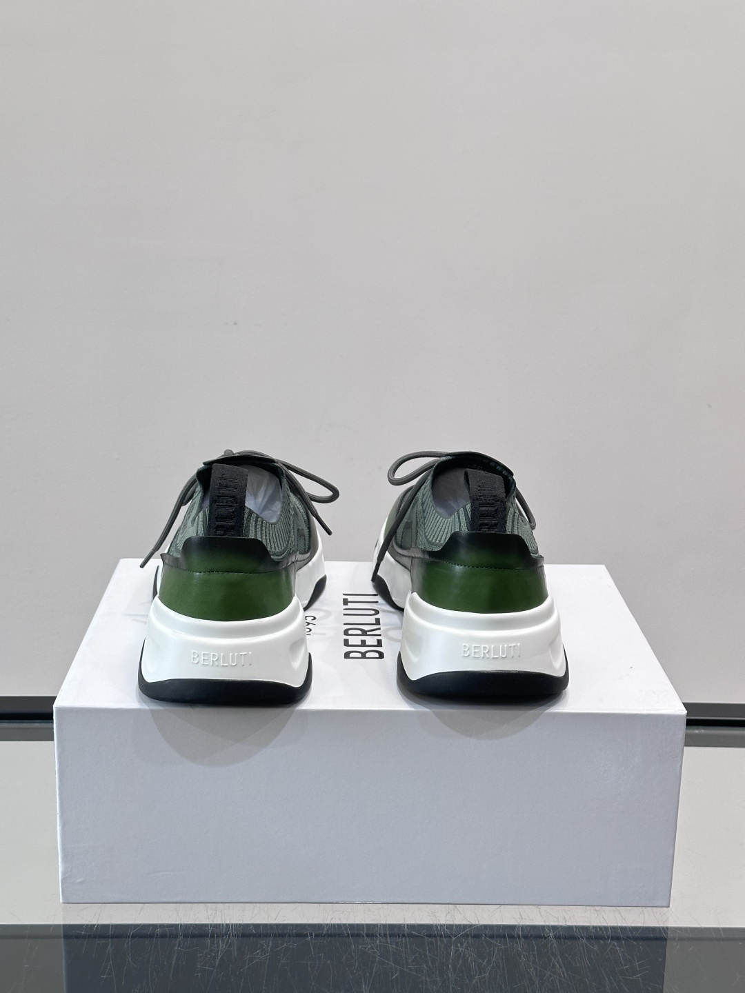 👟ERLUTI 1895运动鞋采用拼色针织鞋面，透气又舒适，适合日常或轻运动穿搭。白色EVA中底轻便缓震