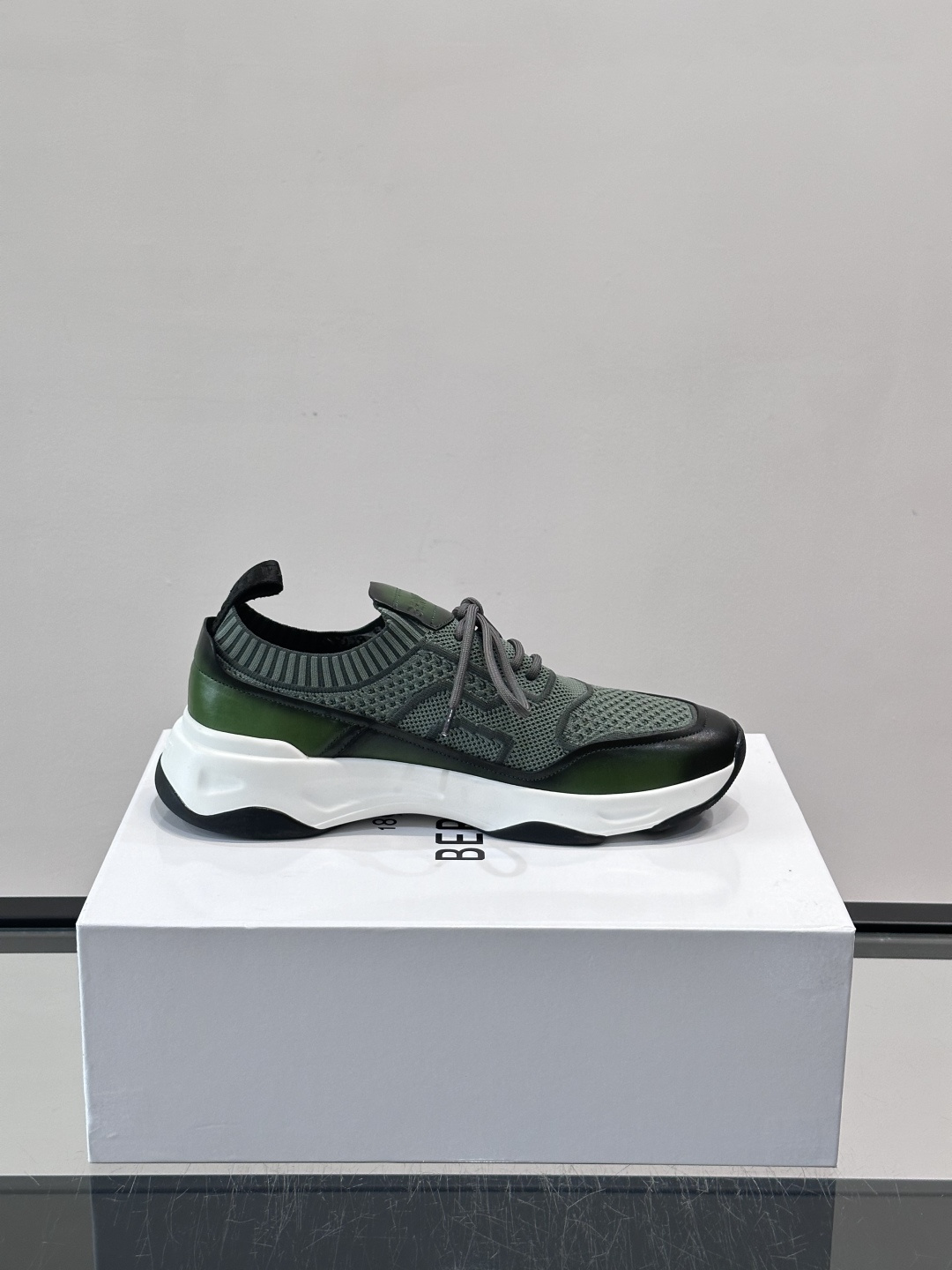 👟ERLUTI 1895运动鞋采用拼色针织鞋面，透气又舒适，适合日常或轻运动穿搭。白色EVA中底轻便缓震