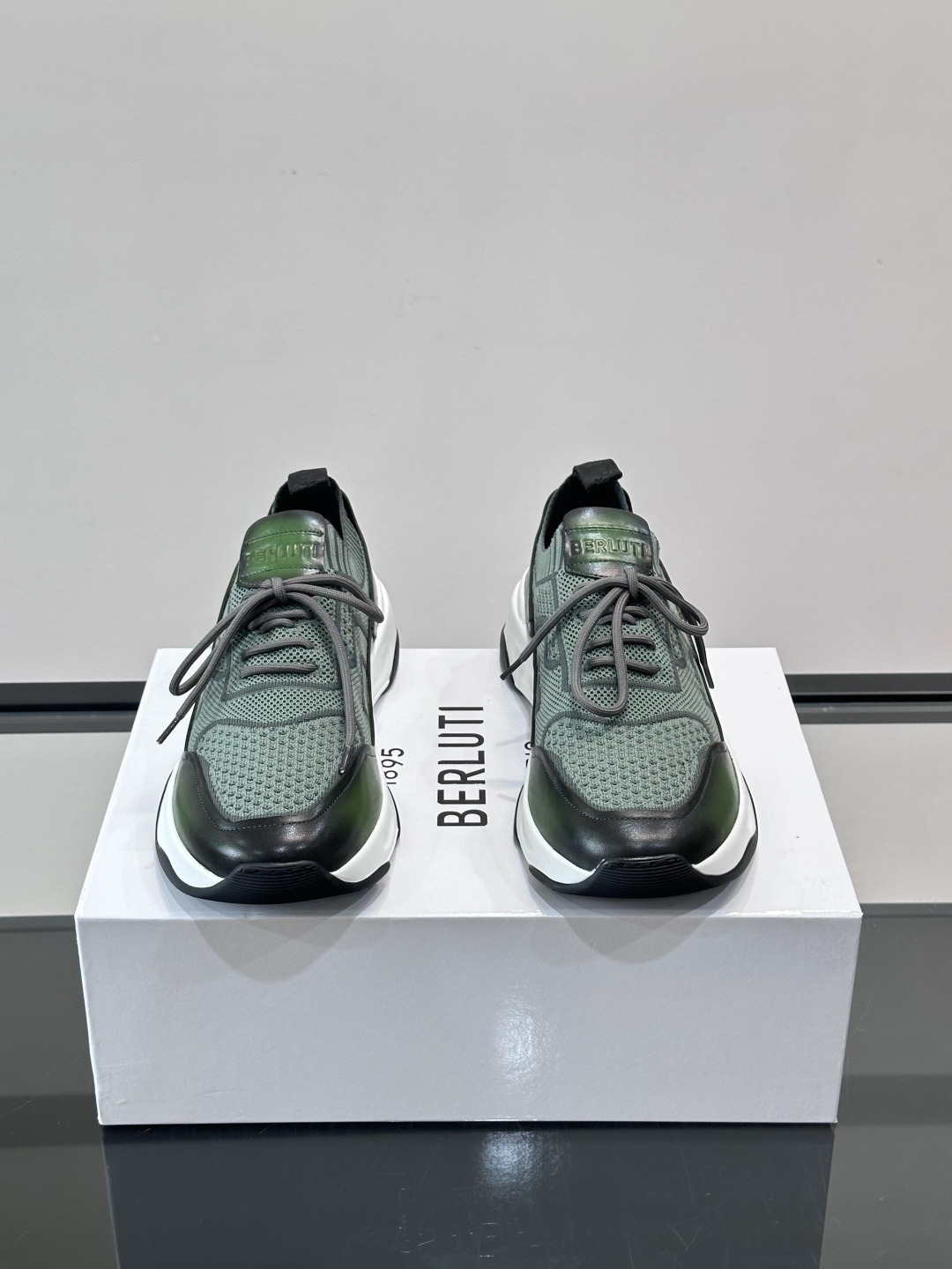 👟ERLUTI 1895运动鞋采用拼色针织鞋面，透气又舒适，适合日常或轻运动穿搭。白色EVA中底轻便缓震