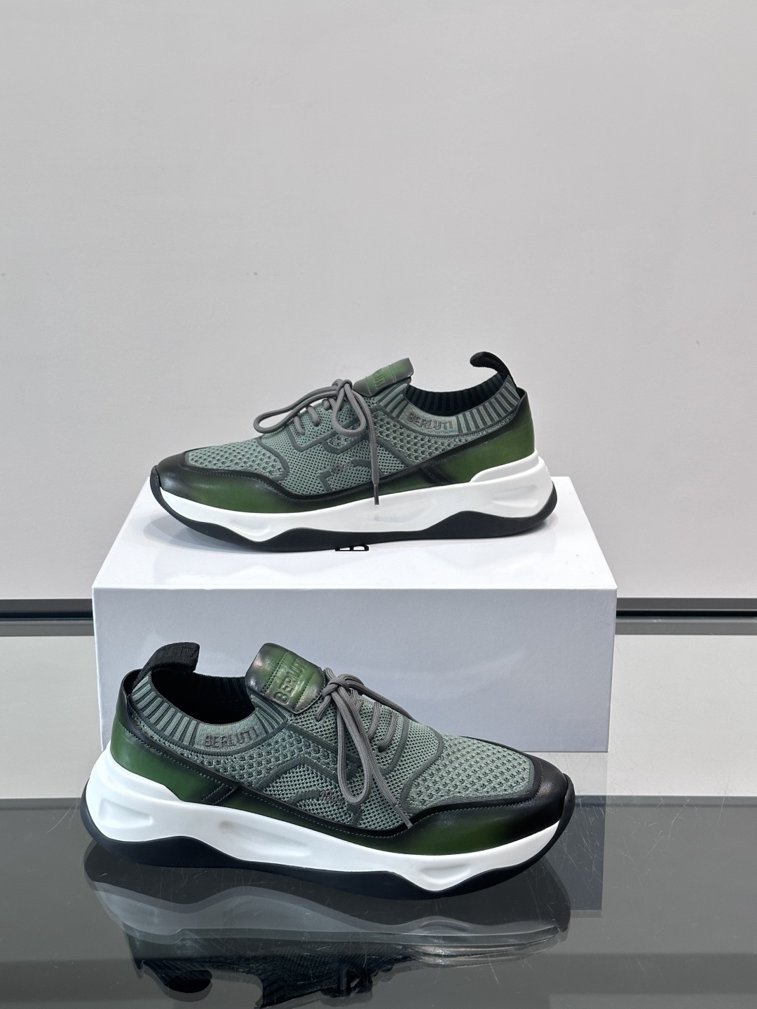 👟ERLUTI 1895运动鞋采用拼色针织鞋面，透气又舒适，适合日常或轻运动穿搭。白色EVA中底轻便缓震