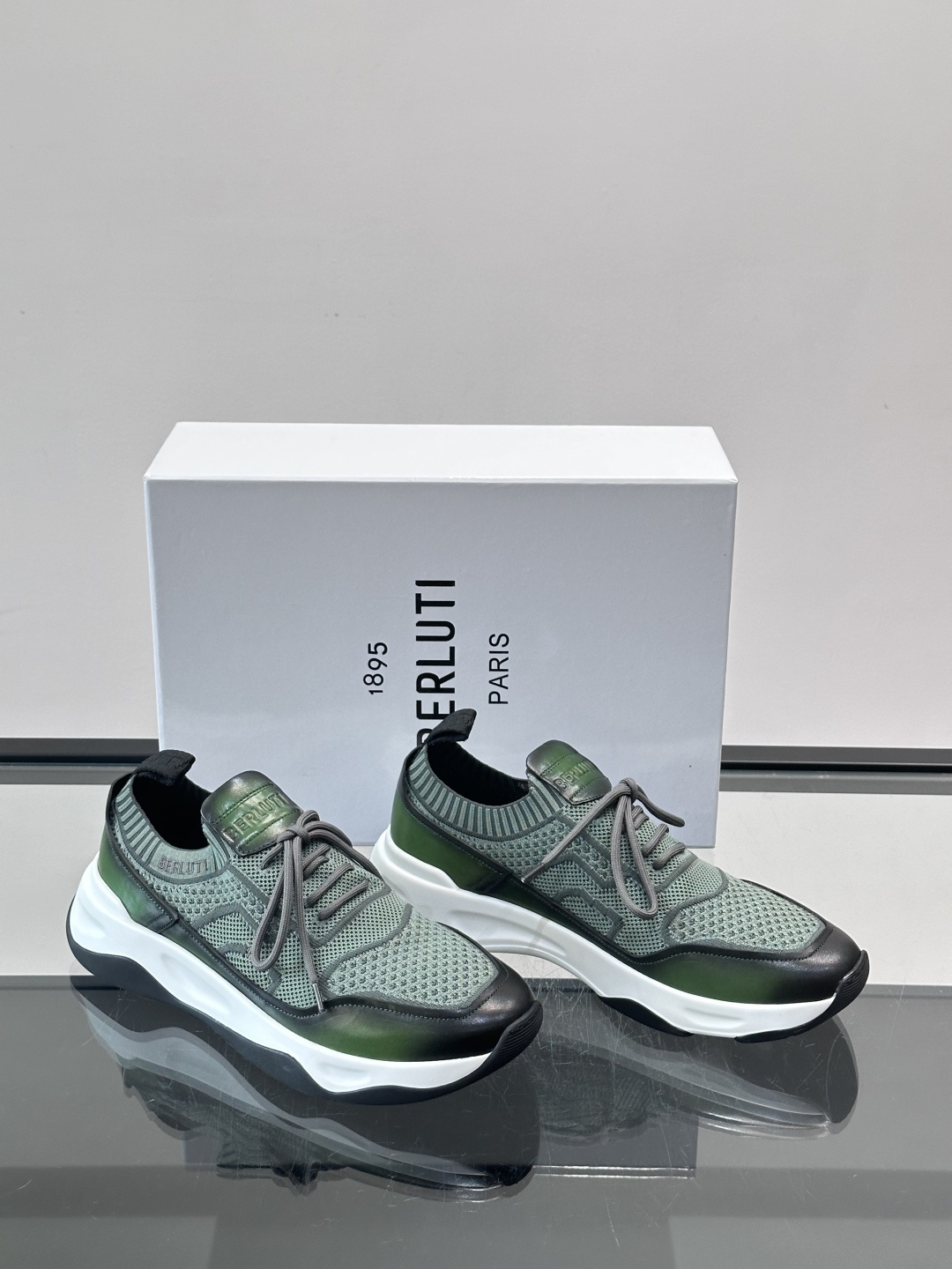 👟ERLUTI 1895运动鞋采用拼色针织鞋面，透气又舒适，适合日常或轻运动穿搭。白色EVA中底轻便缓震