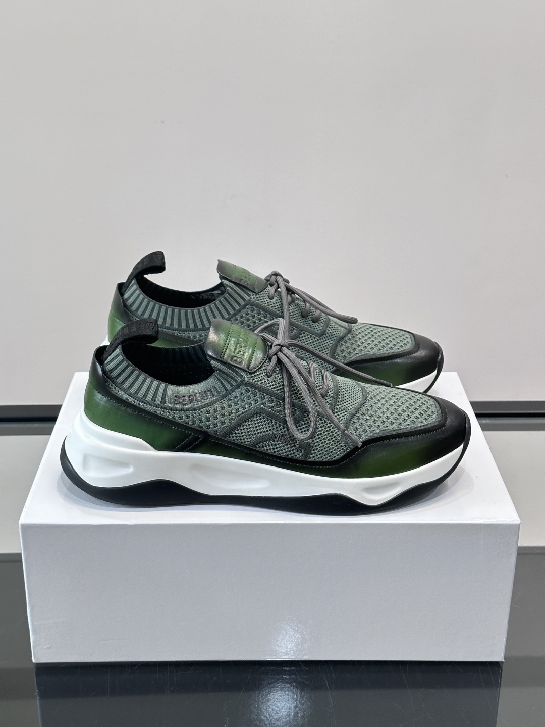 👟ERLUTI 1895运动鞋采用拼色针织鞋面，透气又舒适，适合日常或轻运动穿搭。白色EVA中底轻便缓震
