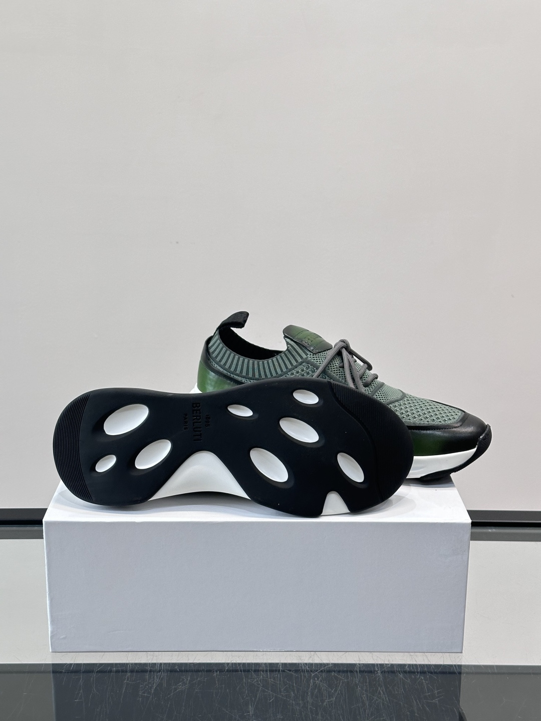 👟ERLUTI 1895运动鞋采用拼色针织鞋面，透气又舒适，适合日常或轻运动穿搭。白色EVA中底轻便缓震