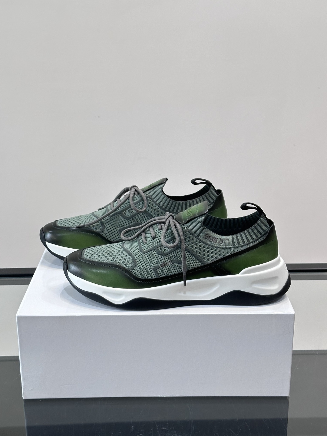 👟ERLUTI 1895运动鞋采用拼色针织鞋面，透气又舒适，适合日常或轻运动穿搭。白色EVA中底轻便缓震