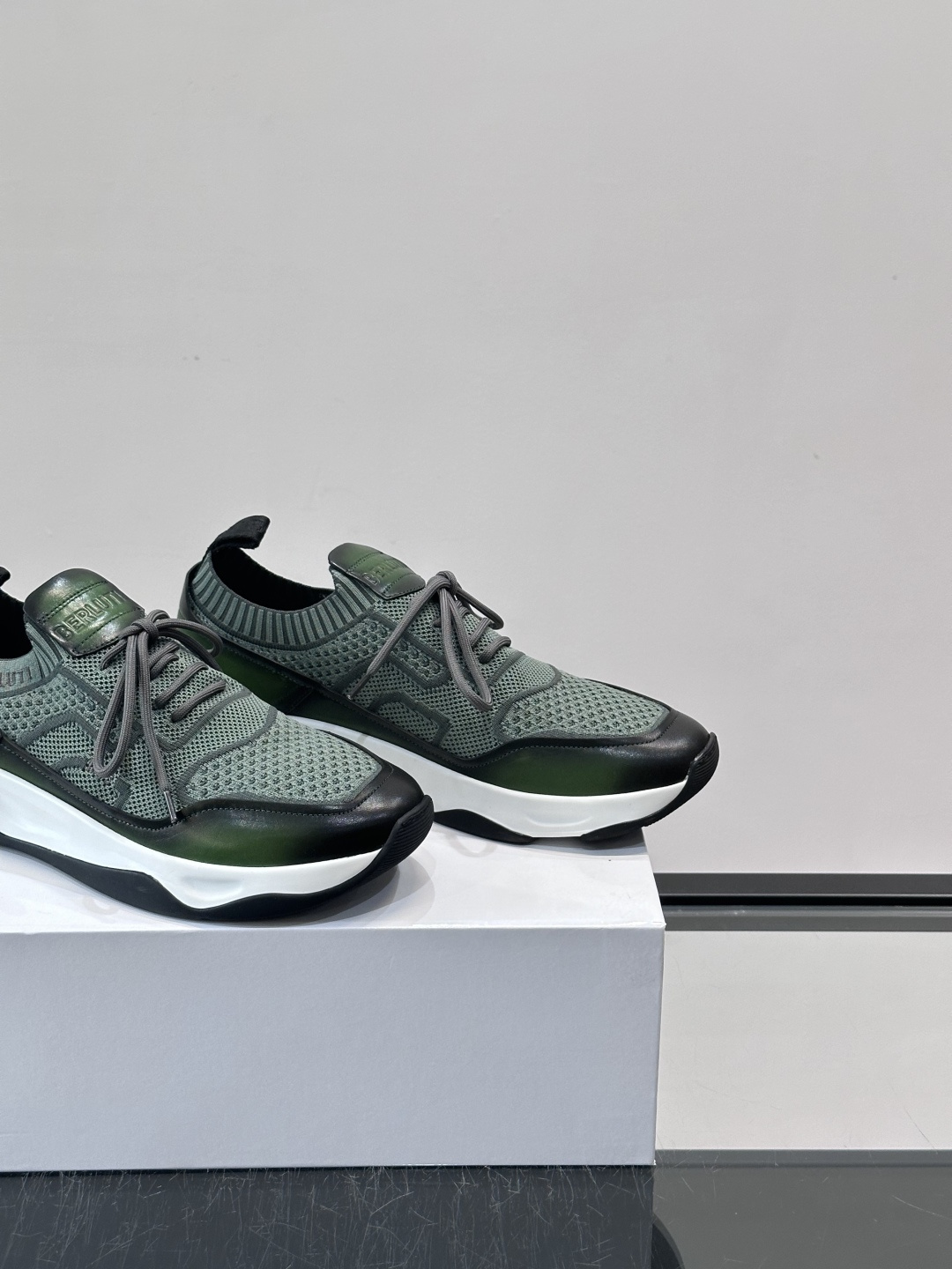 👟ERLUTI 1895运动鞋采用拼色针织鞋面，透气又舒适，适合日常或轻运动穿搭。白色EVA中底轻便缓震