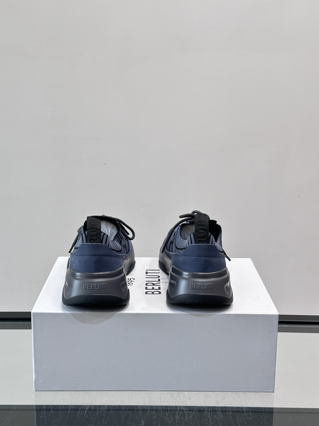 👟ERLUTI 1895运动鞋采用拼色针织鞋面，透气又舒适，适合日常或轻运动穿搭。白色EVA中底轻便缓震