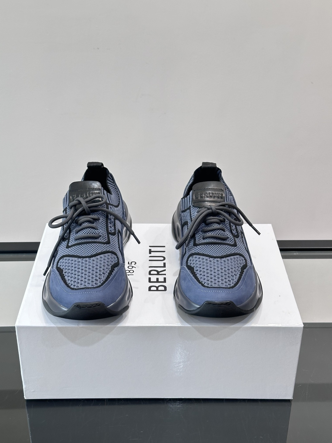 👟ERLUTI 1895运动鞋采用拼色针织鞋面，透气又舒适，适合日常或轻运动穿搭。白色EVA中底轻便缓震