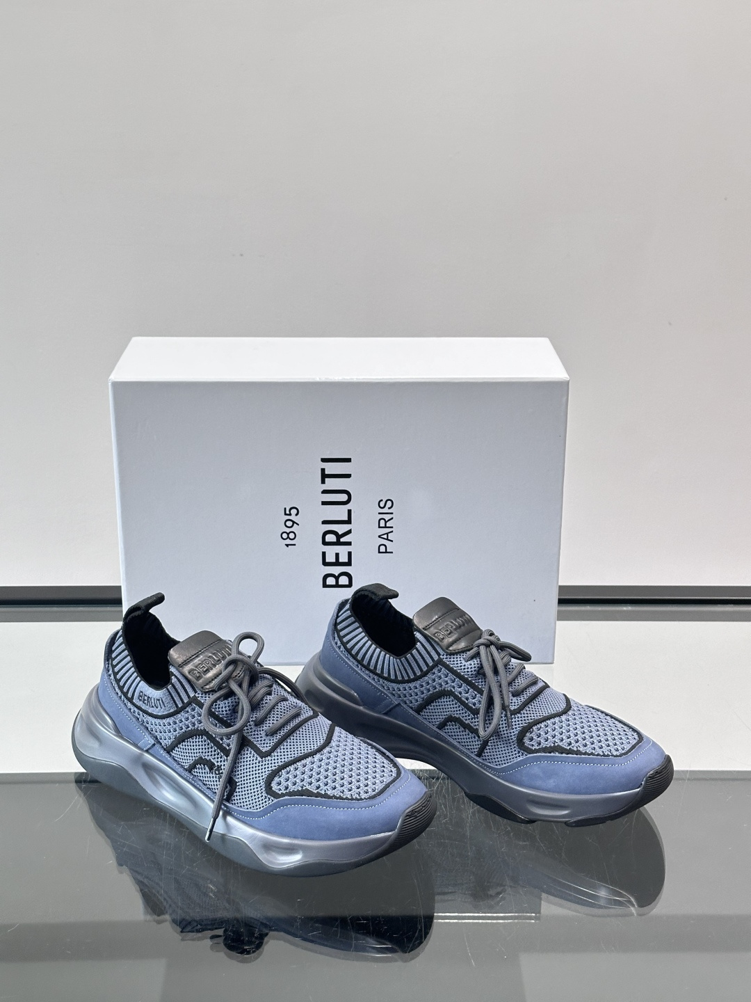 👟ERLUTI 1895运动鞋采用拼色针织鞋面，透气又舒适，适合日常或轻运动穿搭。白色EVA中底轻便缓震