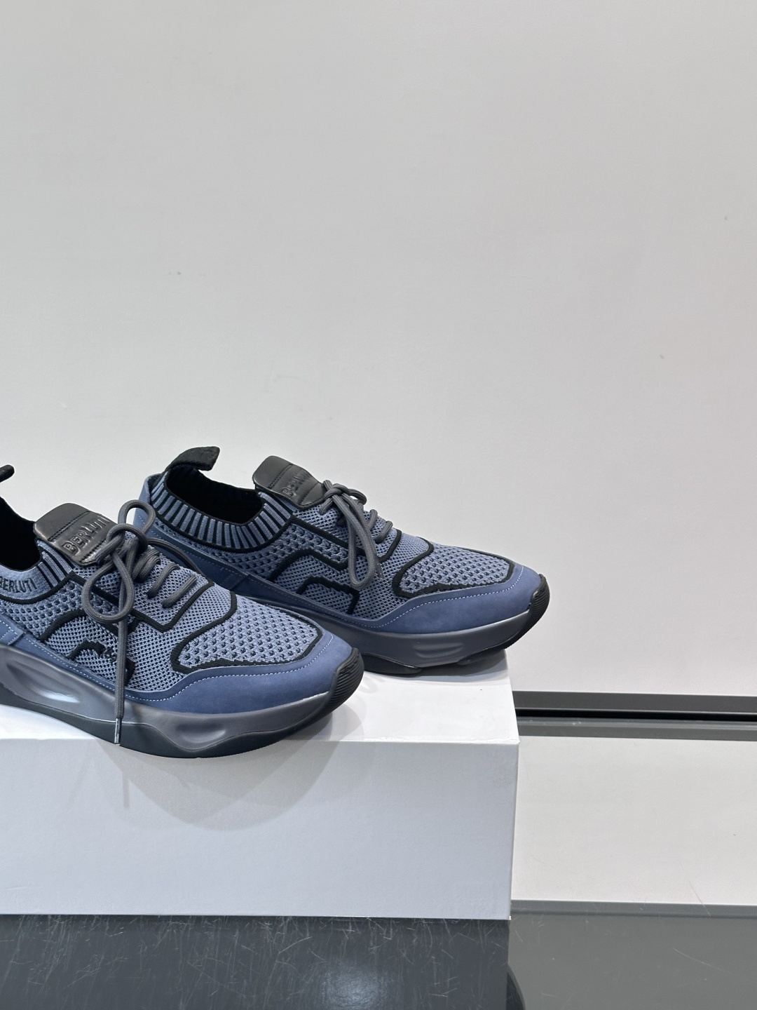 👟ERLUTI 1895运动鞋采用拼色针织鞋面，透气又舒适，适合日常或轻运动穿搭。白色EVA中底轻便缓震