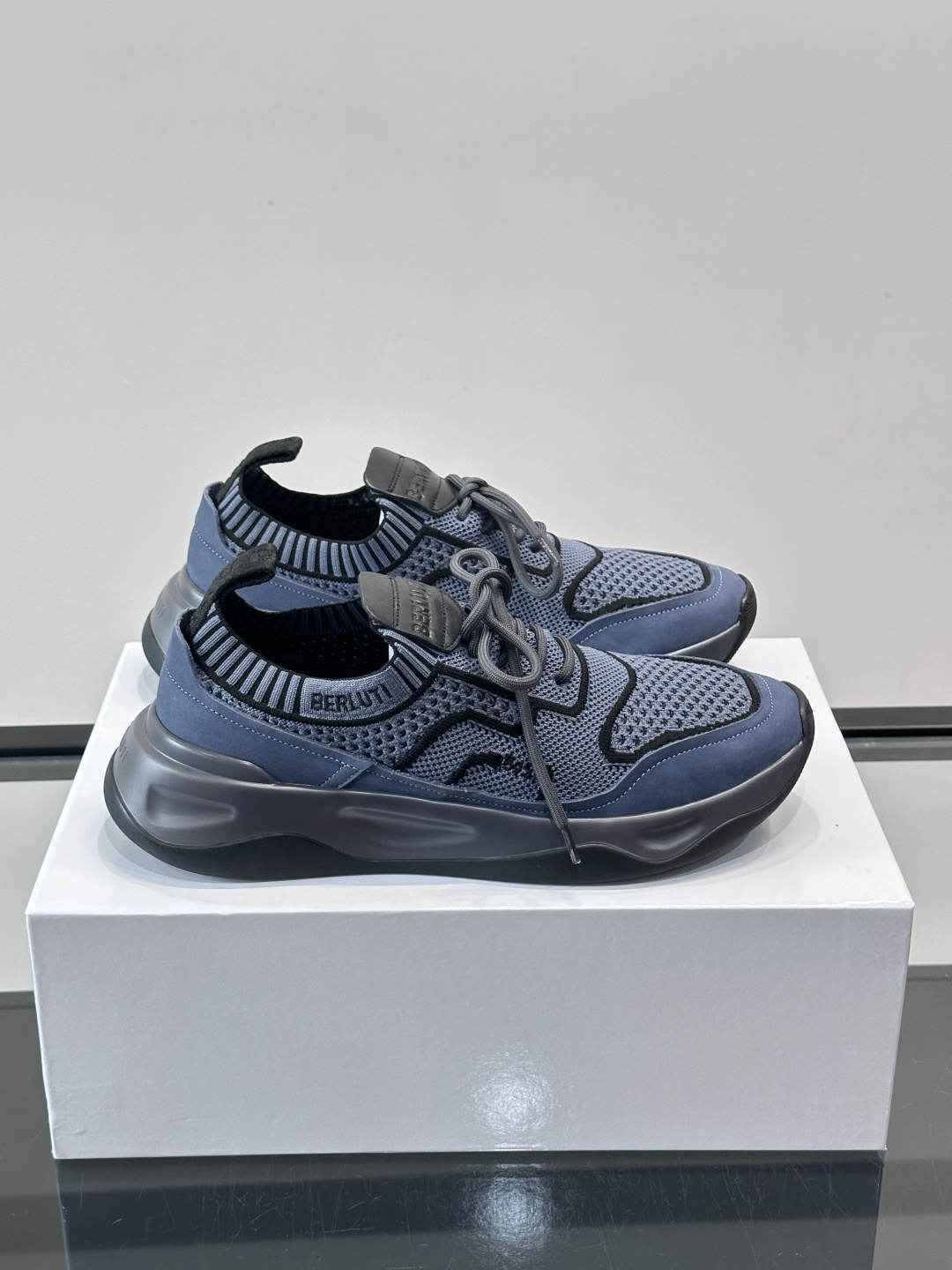 👟ERLUTI 1895运动鞋采用拼色针织鞋面，透气又舒适，适合日常或轻运动穿搭。白色EVA中底轻便缓震