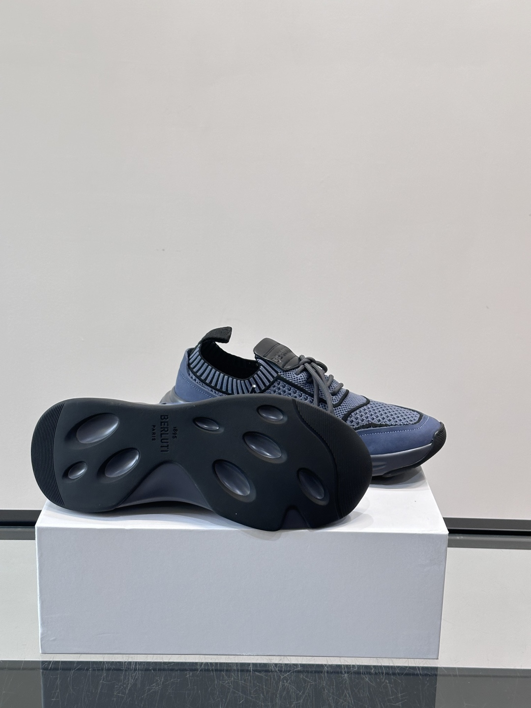 👟ERLUTI 1895运动鞋采用拼色针织鞋面，透气又舒适，适合日常或轻运动穿搭。白色EVA中底轻便缓震