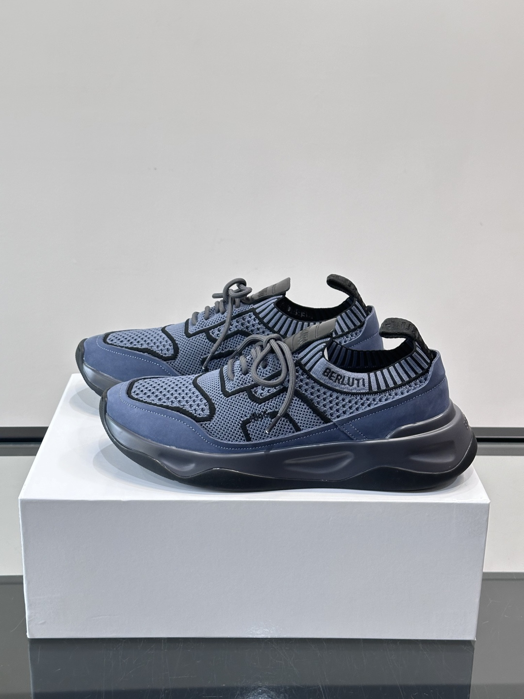 👟ERLUTI 1895运动鞋采用拼色针织鞋面，透气又舒适，适合日常或轻运动穿搭。白色EVA中底轻便缓震
