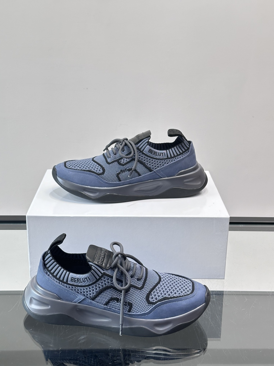 👟ERLUTI 1895运动鞋采用拼色针织鞋面，透气又舒适，适合日常或轻运动穿搭。白色EVA中底轻便缓震