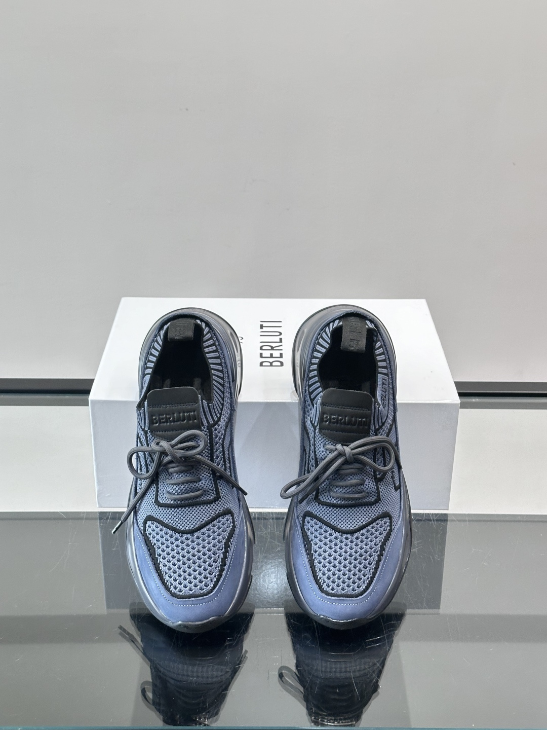 👟ERLUTI 1895运动鞋采用拼色针织鞋面，透气又舒适，适合日常或轻运动穿搭。白色EVA中底轻便缓震