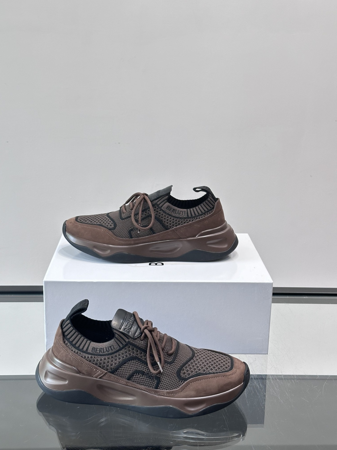 👟ERLUTI 1895运动鞋采用拼色针织鞋面，透气又舒适，适合日常或轻运动穿搭。白色EVA中底轻便缓震