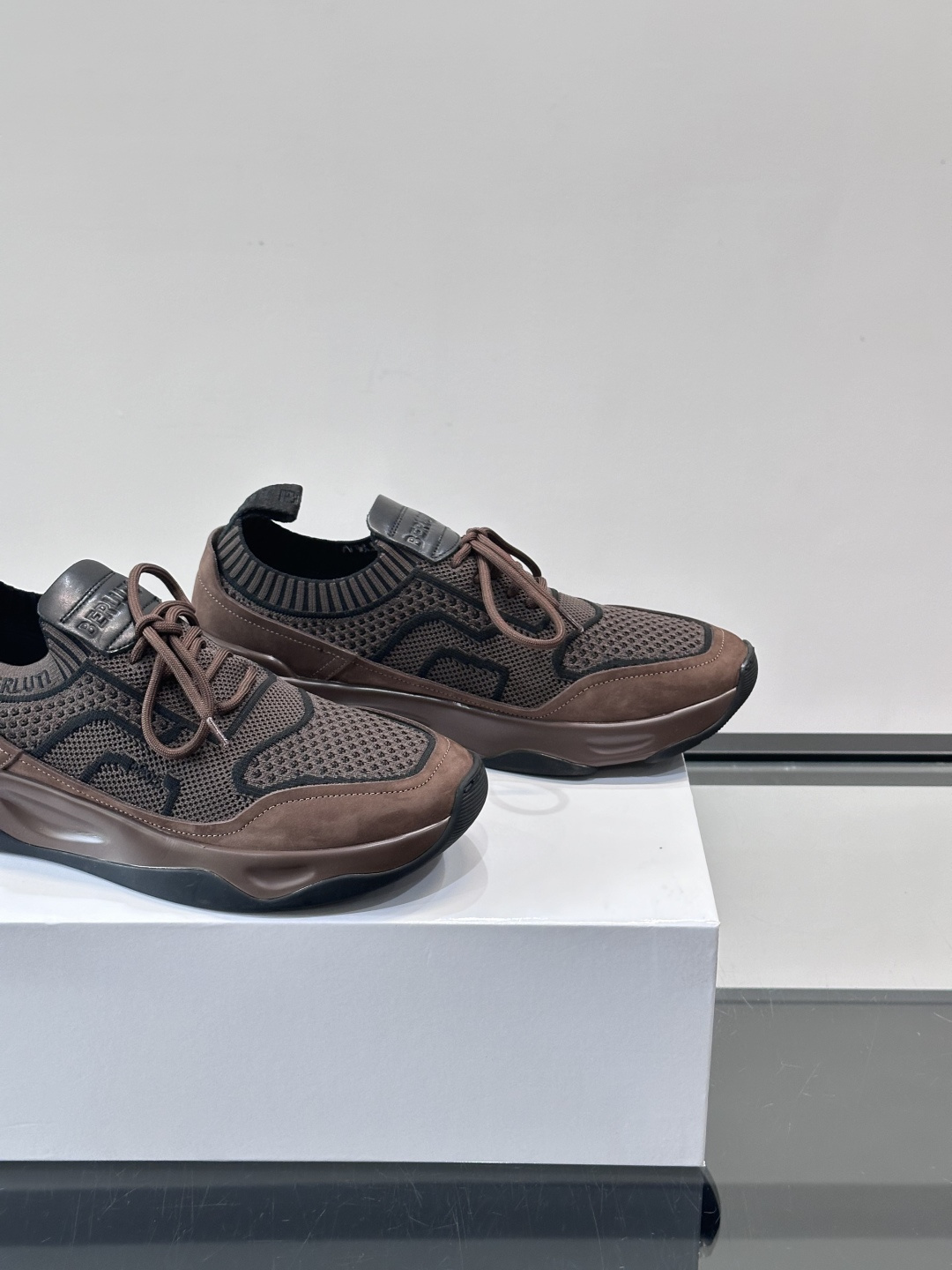 👟ERLUTI 1895运动鞋采用拼色针织鞋面，透气又舒适，适合日常或轻运动穿搭。白色EVA中底轻便缓震