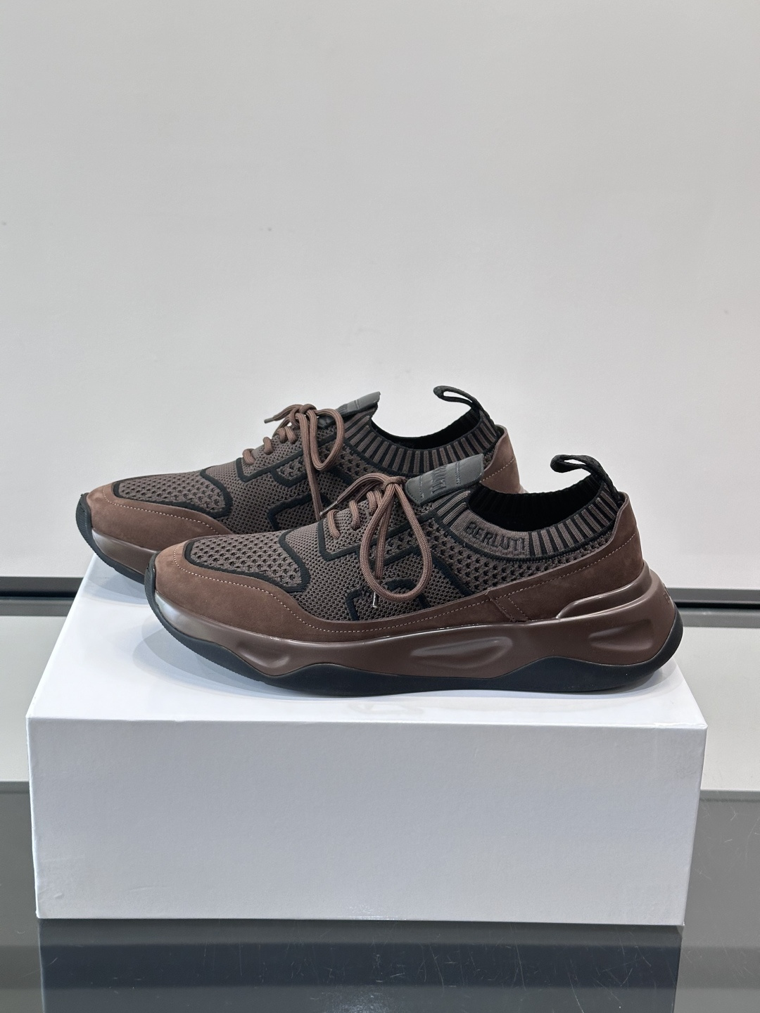 👟ERLUTI 1895运动鞋采用拼色针织鞋面，透气又舒适，适合日常或轻运动穿搭。白色EVA中底轻便缓震