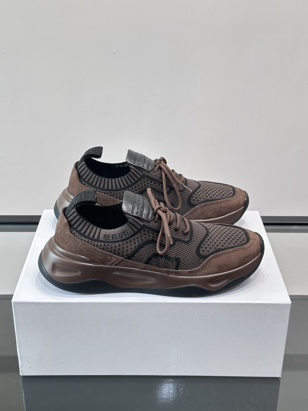 👟ERLUTI 1895运动鞋采用拼色针织鞋面，透气又舒适，适合日常或轻运动穿搭。白色EVA中底轻便缓震