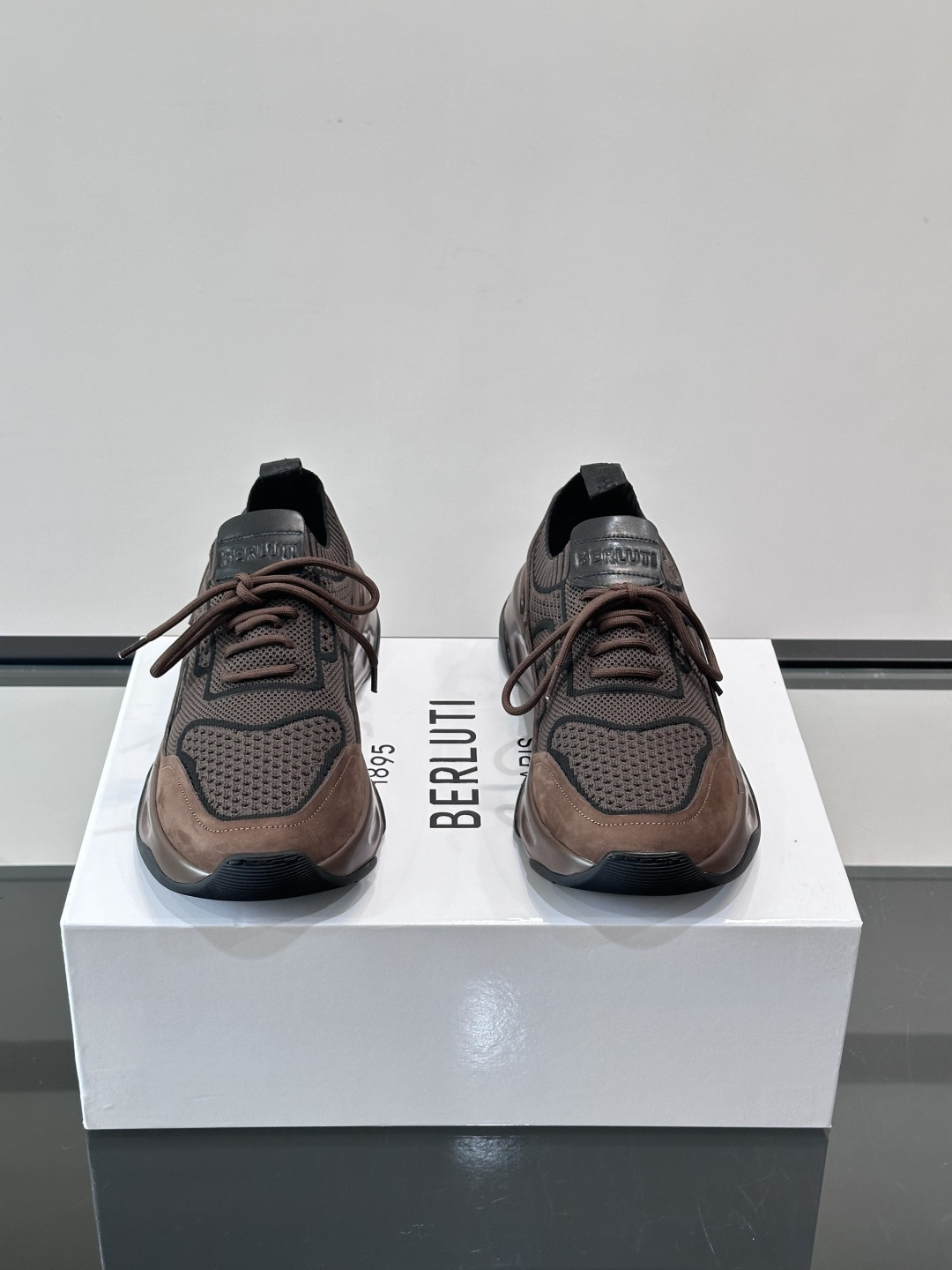 👟ERLUTI 1895运动鞋采用拼色针织鞋面，透气又舒适，适合日常或轻运动穿搭。白色EVA中底轻便缓震