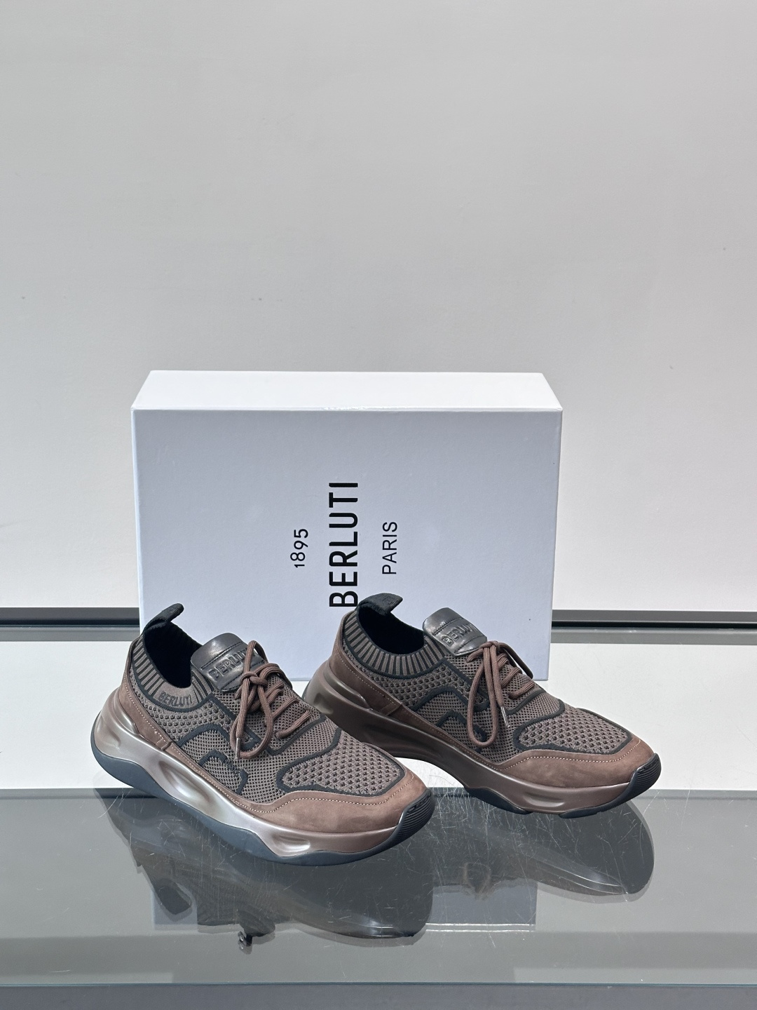 👟ERLUTI 1895运动鞋采用拼色针织鞋面，透气又舒适，适合日常或轻运动穿搭。白色EVA中底轻便缓震