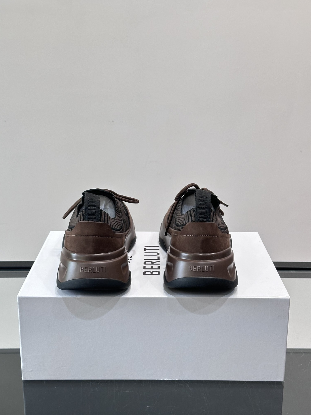 👟ERLUTI 1895运动鞋采用拼色针织鞋面，透气又舒适，适合日常或轻运动穿搭。白色EVA中底轻便缓震