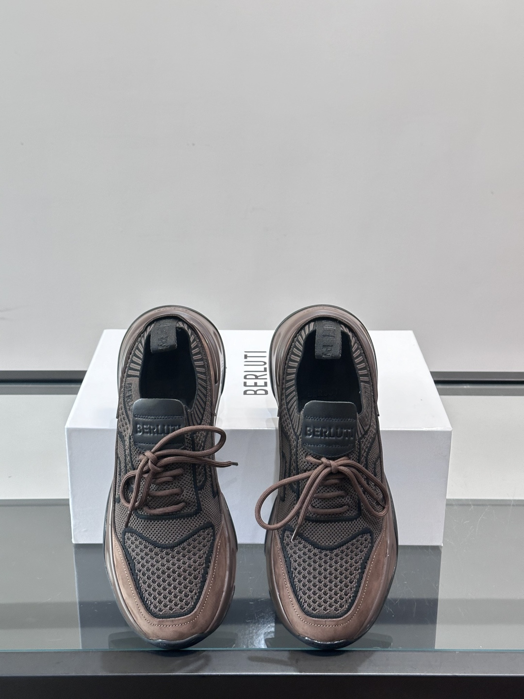👟ERLUTI 1895运动鞋采用拼色针织鞋面，透气又舒适，适合日常或轻运动穿搭。白色EVA中底轻便缓震