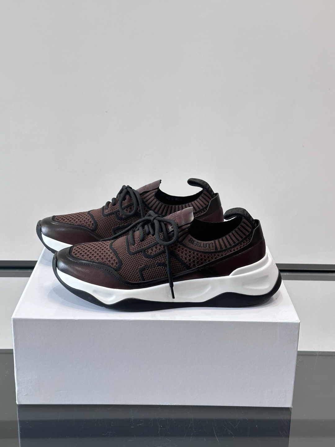 👟ERLUTI 1895运动鞋采用拼色针织鞋面，透气又舒适，适合日常或轻运动穿搭。白色EVA中底轻便缓震