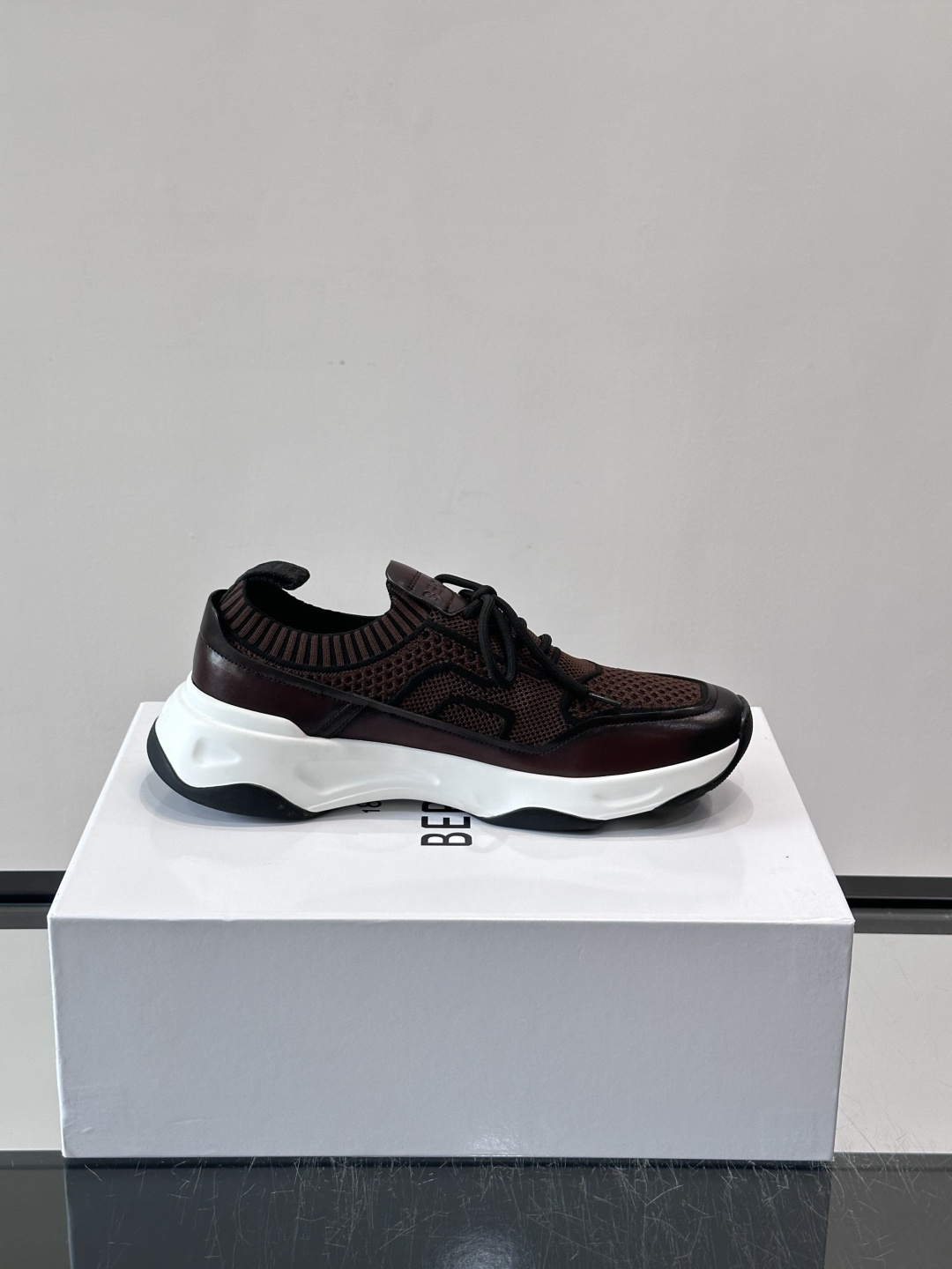 👟ERLUTI 1895运动鞋采用拼色针织鞋面，透气又舒适，适合日常或轻运动穿搭。白色EVA中底轻便缓震