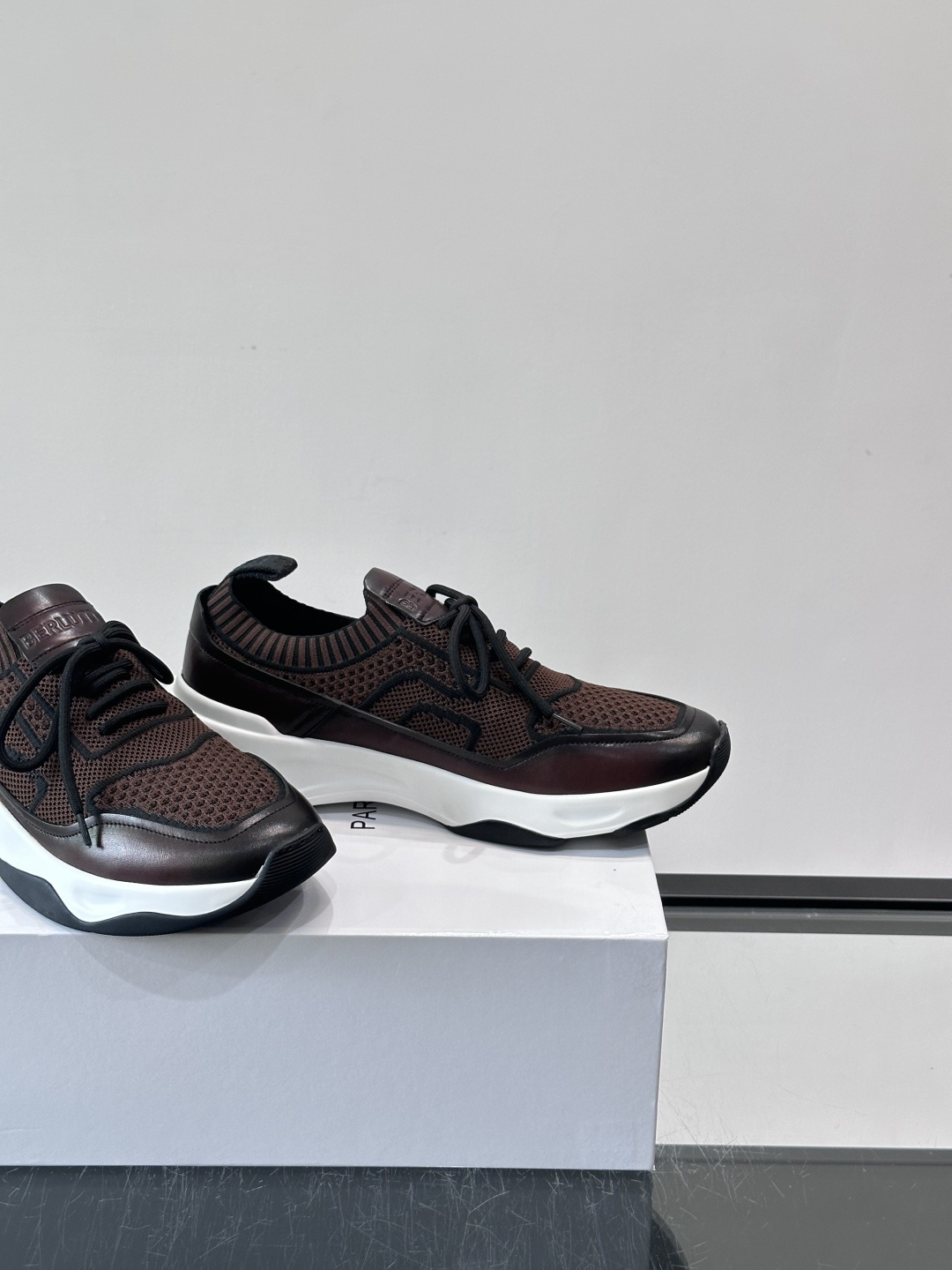 👟ERLUTI 1895运动鞋采用拼色针织鞋面，透气又舒适，适合日常或轻运动穿搭。白色EVA中底轻便缓震