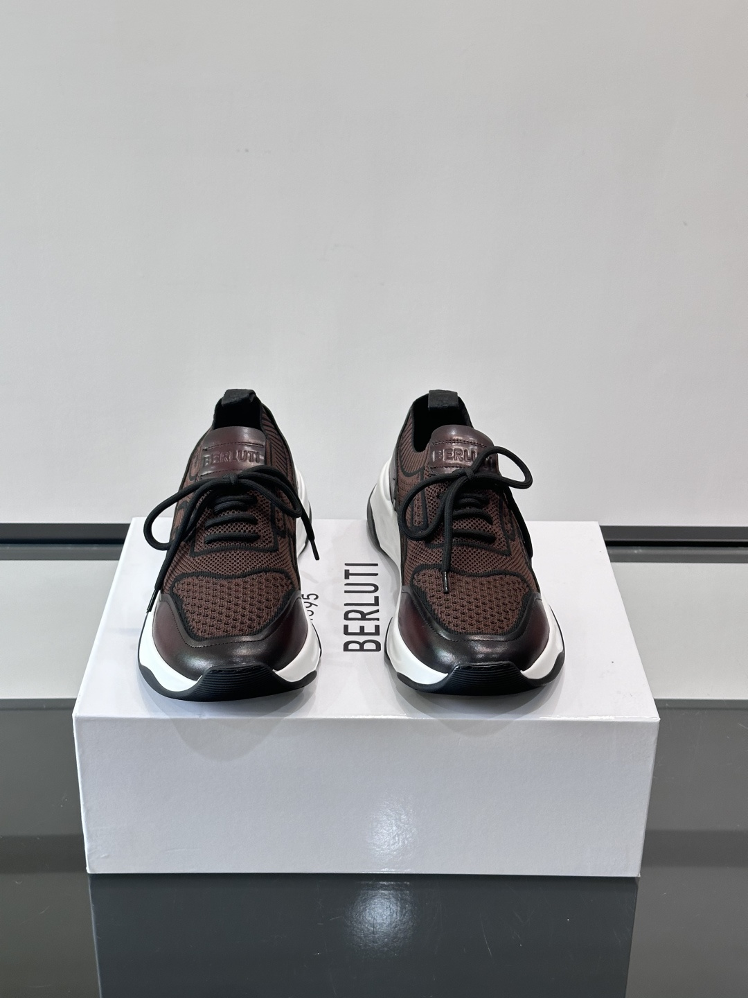 👟ERLUTI 1895运动鞋采用拼色针织鞋面，透气又舒适，适合日常或轻运动穿搭。白色EVA中底轻便缓震