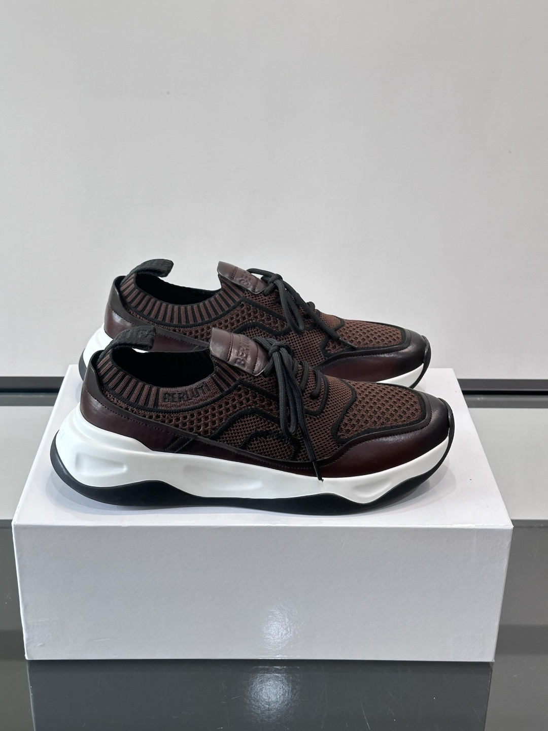 👟ERLUTI 1895运动鞋采用拼色针织鞋面，透气又舒适，适合日常或轻运动穿搭。白色EVA中底轻便缓震