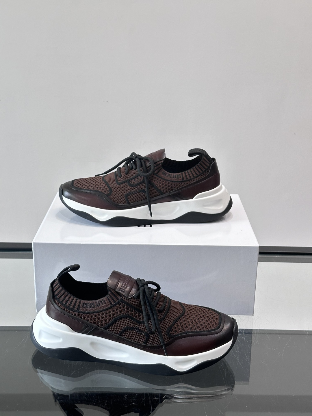 👟ERLUTI 1895运动鞋采用拼色针织鞋面，透气又舒适，适合日常或轻运动穿搭。白色EVA中底轻便缓震